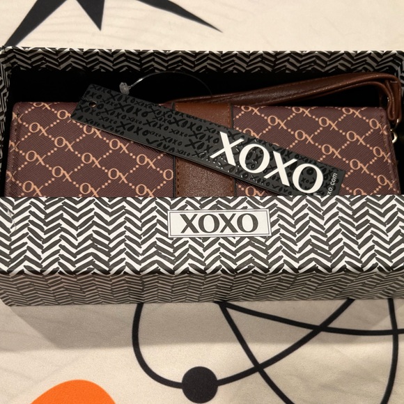NWT XOXO Brown Wristlet with Gold Hardware - Picture 2 of 3
